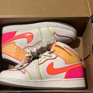 AIR JORDAN 1 MID SE GS 'EDGE GLOW' – SIZE US 6 Y